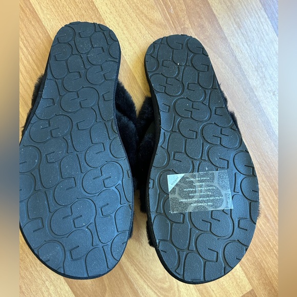 NWT UGG Slippers - Picture 3 of 3